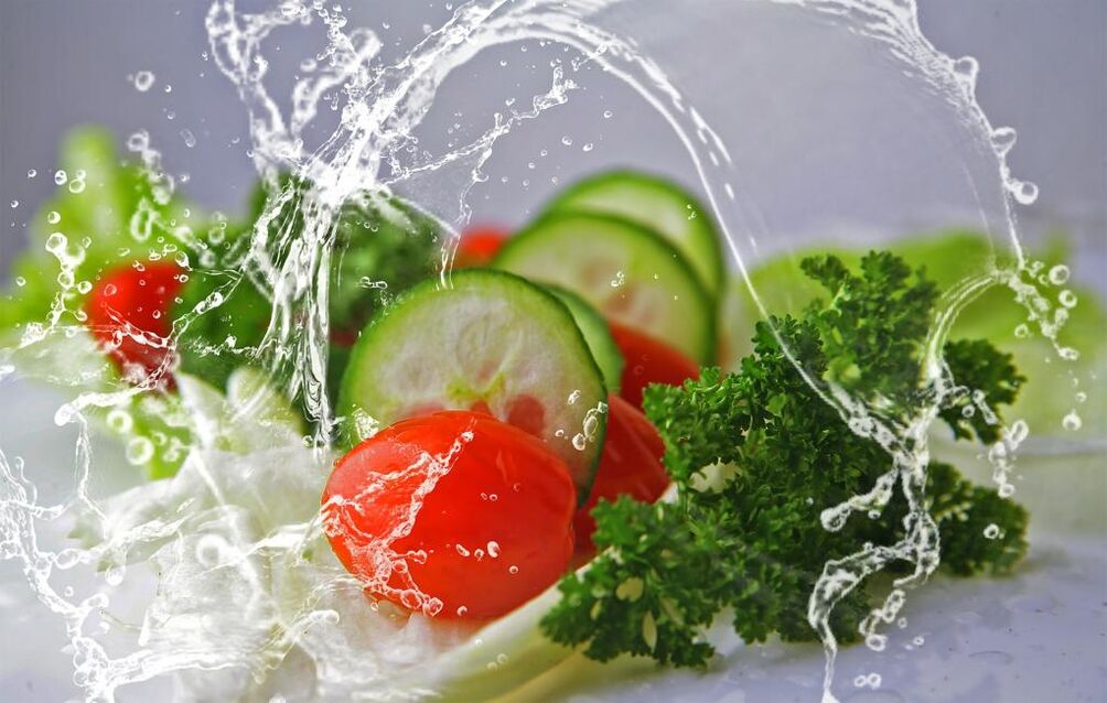 Une alimentation saine et de l’eau sont des éléments importants pour perdre du poids