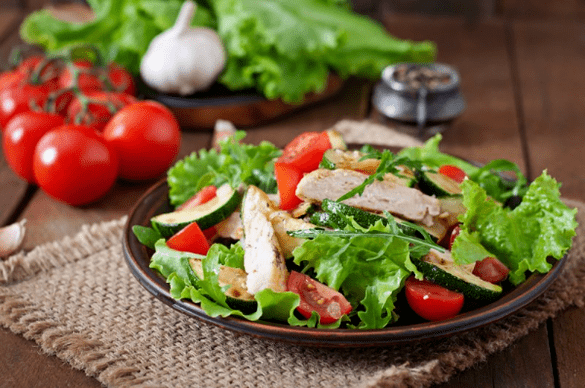 La salade de poulet et de légumes est une excellente option pour un dîner léger après l'entraînement. 